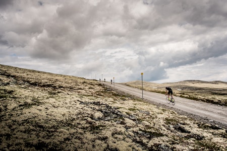 SJELDEN TOPP: Det er ikke mange steder du sykler til spissen av fjellet. Men det gjør du på Blåhø. Foto: Henrik Alpers SJELDEN TOPP: Det er ikke mange steder du sykler til spissen av fjellet. Men det gjør du på Blåhø. Foto: Henrik Alpers