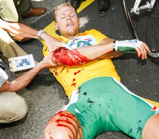 BLODIG ALVOR: En reklameartikkel fra den franske veddeløpsgiganten skar seg gjennom Thor Hushovds høyre arm og snudde etappen fra triumf til tragedie. Foto: Cor Vos BLODIG ALVOR: En reklameartikkel fra den franske veddeløpsgiganten skar seg gjennom Thor Hushovds høyre arm og snudde etappen fra triumf til tragedie. Foto: Cor Vos