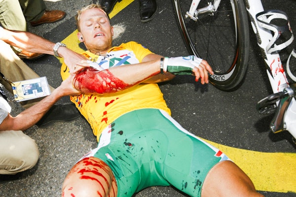 BLODIG ALVOR: En reklameartikkel fra den franske veddeløpsgiganten skar seg gjennom Thor Hushovds høyre arm og snudde etappen fra triumf til tragedie. Foto: Cor Vos BLODIG ALVOR: En reklameartikkel fra den franske veddeløpsgiganten skar seg gjennom Thor Hushovds høyre arm og snudde etappen fra triumf til tragedie. Foto: Cor Vos