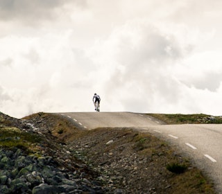 OPP OG NED: Kjetil Haaland på toppen av en kilometerlang krusning mellom Atna og Ringebu, på den sydlige enden av Venabygdsfjellet. Foto: Henrik Alpers OPP OG NED: Kjetil Haaland på toppen av en kilometerlang krusning mellom Atna og Ringebu, på den sydlige enden av Venabygdsfjellet. Foto: Henrik Alpers