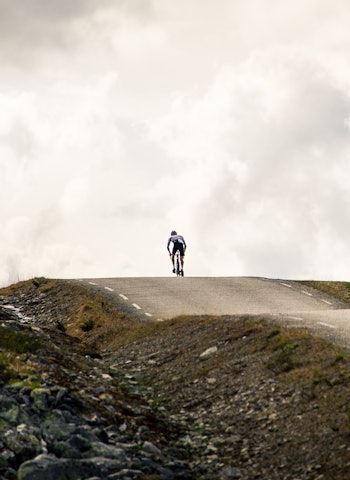 OPP OG NED: Kjetil Haaland på toppen av en kilometerlang krusning mellom Atna og Ringebu, på den sydlige enden av Venabygdsfjellet. Foto: Henrik Alpers OPP OG NED: Kjetil Haaland på toppen av en kilometerlang krusning mellom Atna og Ringebu, på den sydlige enden av Venabygdsfjellet. Foto: Henrik Alpers