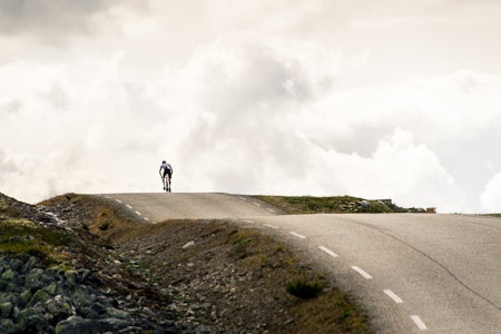 OPP OG NED: Kjetil Haaland på toppen av en kilometerlang krusning mellom Atna og Ringebu, på den sydlige enden av Venabygdsfjellet. Foto: Henrik Alpers OPP OG NED: Kjetil Haaland på toppen av en kilometerlang krusning mellom Atna og Ringebu, på den sydlige enden av Venabygdsfjellet. Foto: Henrik Alpers