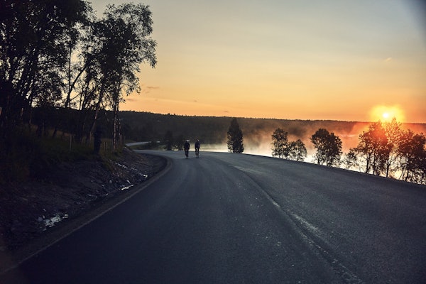 DAGEN GRYR: Solen stiger over Hitterdalen, etter å ha hatt en kort pause en julinatt i sommer. DAGEN GRYR: Solen stiger over Hitterdalen, etter å ha hatt en kort pause en julinatt i sommer.