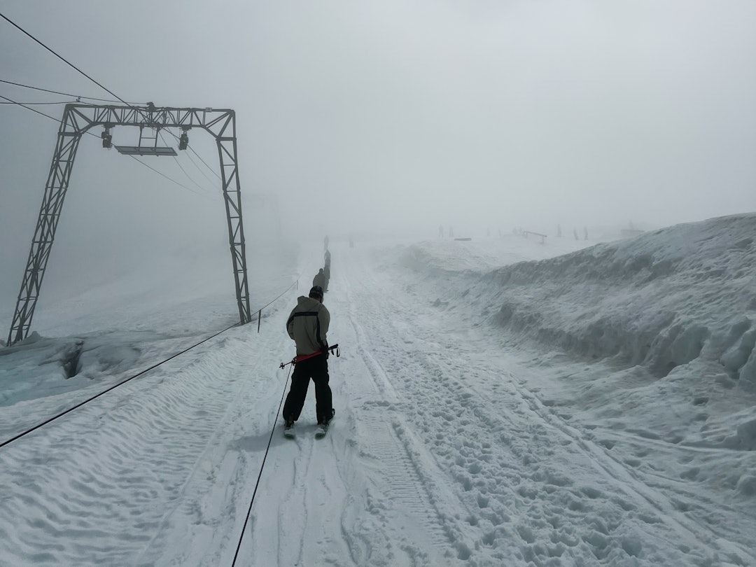 EGEN HEIS: Fonna Summerpark var åpen i to uker i år. Foto: Siver Voll Fonna Summerpark sin vaierheis ved siden av Folgefonnas stengte heis