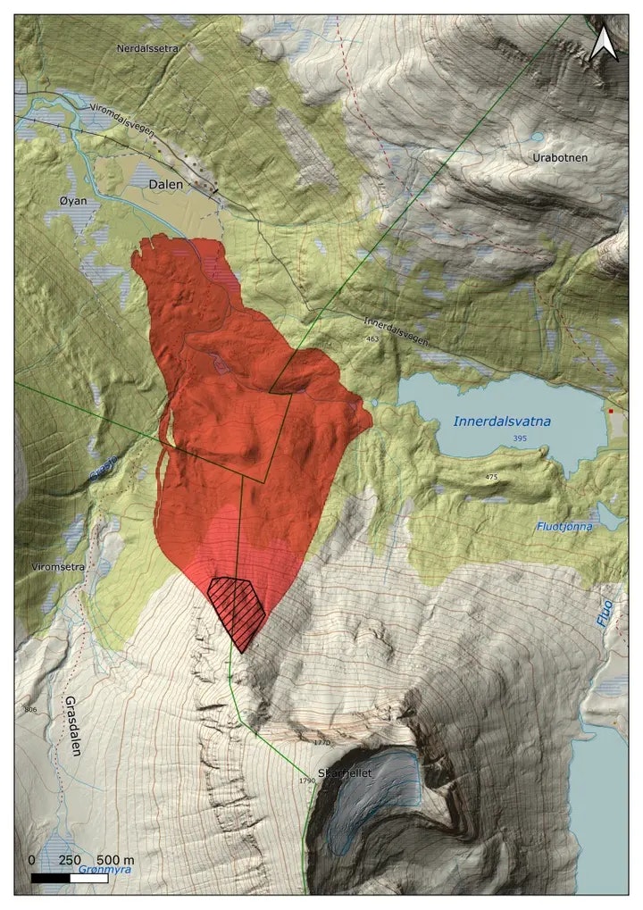 KONSERVATIVT ANSLAG: Det røde området nordvest for hovedtoppen på Skarfjell er utsatt for steinsprang, men dette er en konservativt anslag og sjansen er temmelig liten for at hele området dekkes av steinras. Svært få klatreruter og stier er innenfor det utsatte området. Foto: NVE kart med rødt felt