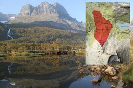 LANGT UNNA: Det røde rasområdet ligger i nordvestenden av fjellmassivet Skarfjell - langt unna der folk vanligvis ferdes. Foto: Tore Meirik / NVE fjell og kart med rødt område