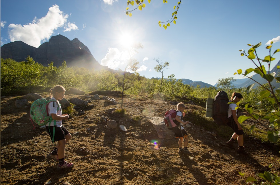 mor og to barn på fjelltur