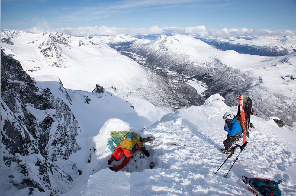 karer med ski i vinterfjellet