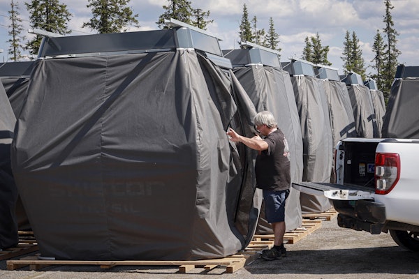 NYE VOGNER: Trysilgondolen fikk de nye gondolene tilsendt på mandag. Foto: Ola Matsson. Gondolvogner ikledd svarte plastduker
