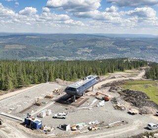 UTFORDRINGEN: Åpningen av Gondolen er planlagt til månedsskiftet november-desember i år. Men før det, så venter en utfordring. En sammenhengende stålkabel på over 5 kilometer skal installeres før gondolene kan testes. Kabelen veier 65 tonn og spesialbestilles fra Østerrike. Foto: Ola Matsson Toppstasjonen på Trysilgondolen under bygging
