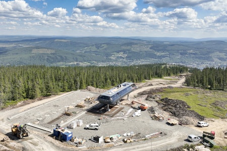 UTFORDRINGEN: Åpningen av Gondolen er planlagt til månedsskiftet november-desember i år. Men før det, så venter en utfordring. En sammenhengende stålkabel på over 5 kilometer skal installeres før gondolene kan testes. Kabelen veier 65 tonn og spesialbestilles fra Østerrike. Foto: Ola Matsson Toppstasjonen på Trysilgondolen under bygging