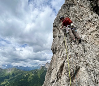 TESTTUR: På klatretur i Italia med Wild Countrys fjonge bukse. Foto: Siv-Elin Skogen fjellklatrer med rød t-skjorte