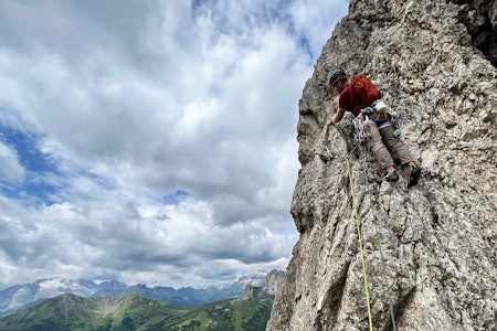 TESTTUR: På klatretur i Italia med Wild Countrys fjonge bukse. Foto: Siv-Elin Skogen fjellklatrer med rød t-skjorte