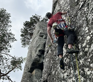 BUKSETEST: Vi har testet klatrebuksa Ocún Mánia Jeans - her fra Størenhammeren. Foto: Siv-Elin Skogen mann som klatrer