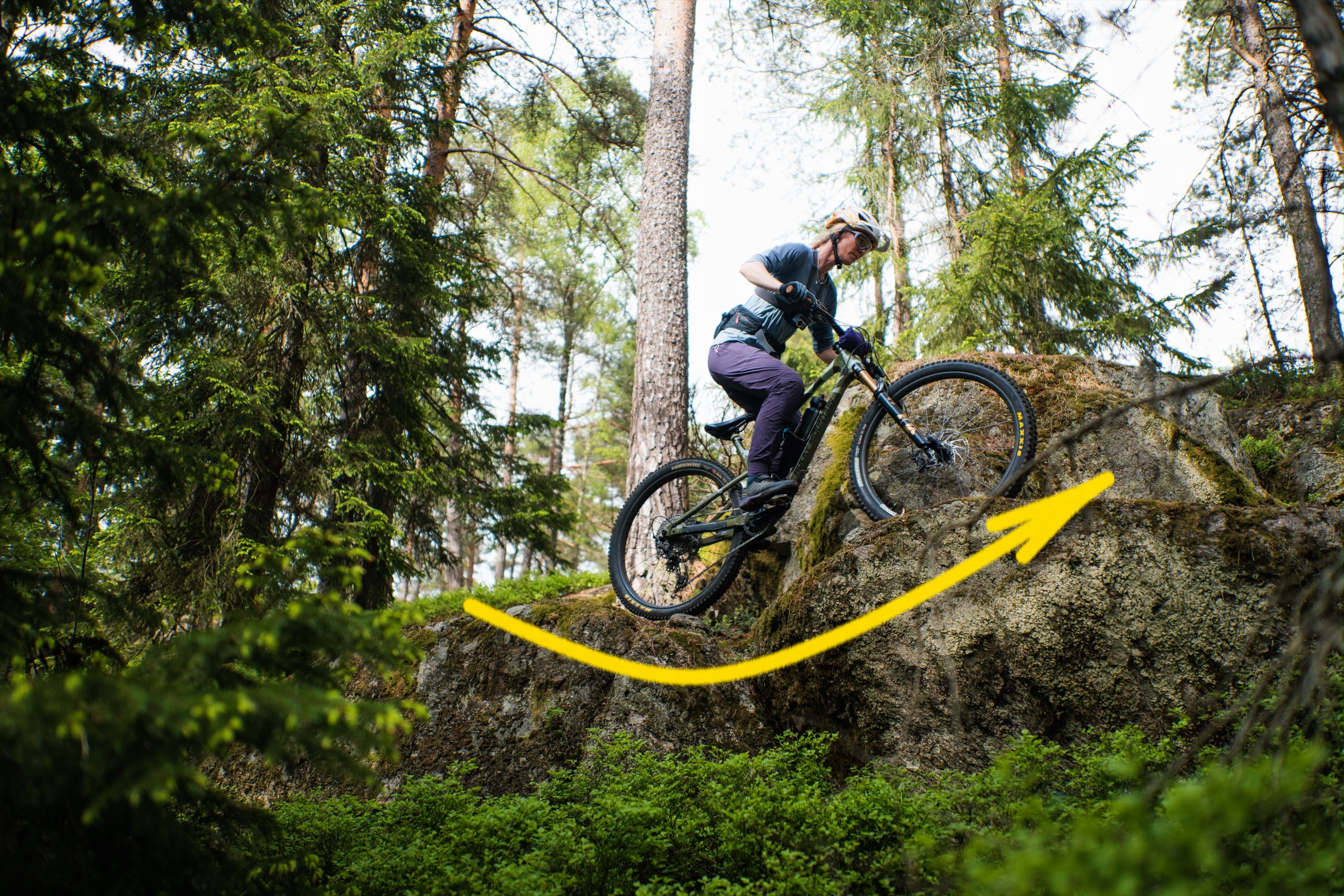 ROLLERCOASTER‐STARTEN: Første tekniske element i klatringen til Rollercoaster – Anette Bastnes letter framhjulet over den smale passasjen og låser blikket fremover for å bevare momentet. Foto: Sigurd Ekeli Grimsby