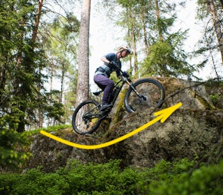 ROLLERCOASTER‐STARTEN: Første tekniske element i klatringen til Rollercoaster – Anette Bastnes letter framhjulet over den smale passasjen og låser blikket fremover for å bevare momentet. Foto: Sigurd Ekeli Grimsby ROLLERCOASTER‐STARTEN: Første tekniske element i klatringen til Rollercoaster – Anette Bastnes letter framhjulet over den smale passasjen og låser blikket fremover for å bevare momentet. Foto: Sigurd Ekeli Grimsby