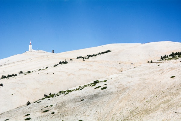 MÅNEFJELL: Ikke uten grunn kalles Mont Ventoux også for «det nakne fjellet». Med sin vegetasjonsløse topp minner fjellet om et månelandskap. Foto: Marcus Liebold MÅNEFJELL: Ikke uten grunn kalles Mont Ventoux også for «det nakne fjellet». Med sin vegetasjonsløse topp minner fjellet om et månelandskap. Foto: Marcus Liebold