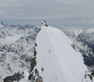 LAILA PEAK: Fjellet hvor den tyske skiskytterlegenden mistet livet har en sentral plass i «norsk» brattkjøringshistorie. Foto: Red Bull Photofiles fjell med folk på