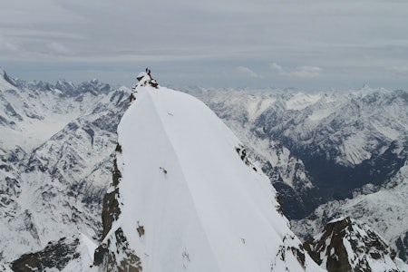 LAILA PEAK: Fjellet hvor den tyske skiskytterlegenden mistet livet har en sentral plass i «norsk» brattkjøringshistorie. Foto: Red Bull Photofiles fjell med folk på