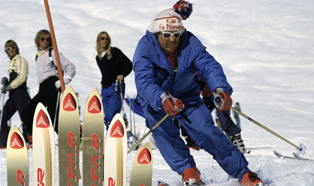 TECH-JON: Jon Skolmen som Ole Bramserud i Selskapsreisen 2 – med Red Ball-ski og innebygde høyttalere i skijakken. TECH-JON: Jon Skolmen som Ole Bramserud i Selskapsreisen 2 – med Red Ball-ski og innebygde høyttalere i skijakken.