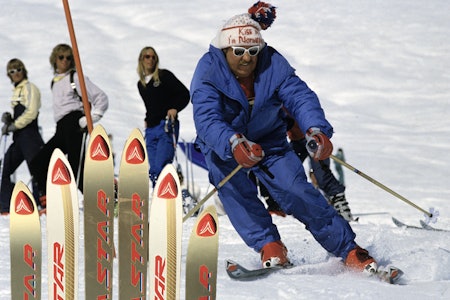 TECH-JON: Jon Skolmen som Ole Bramserud i Selskapsreisen 2 – med Red Ball-ski og innebygde høyttalere i skijakken. TECH-JON: Jon Skolmen som Ole Bramserud i Selskapsreisen 2 – med Red Ball-ski og innebygde høyttalere i skijakken.