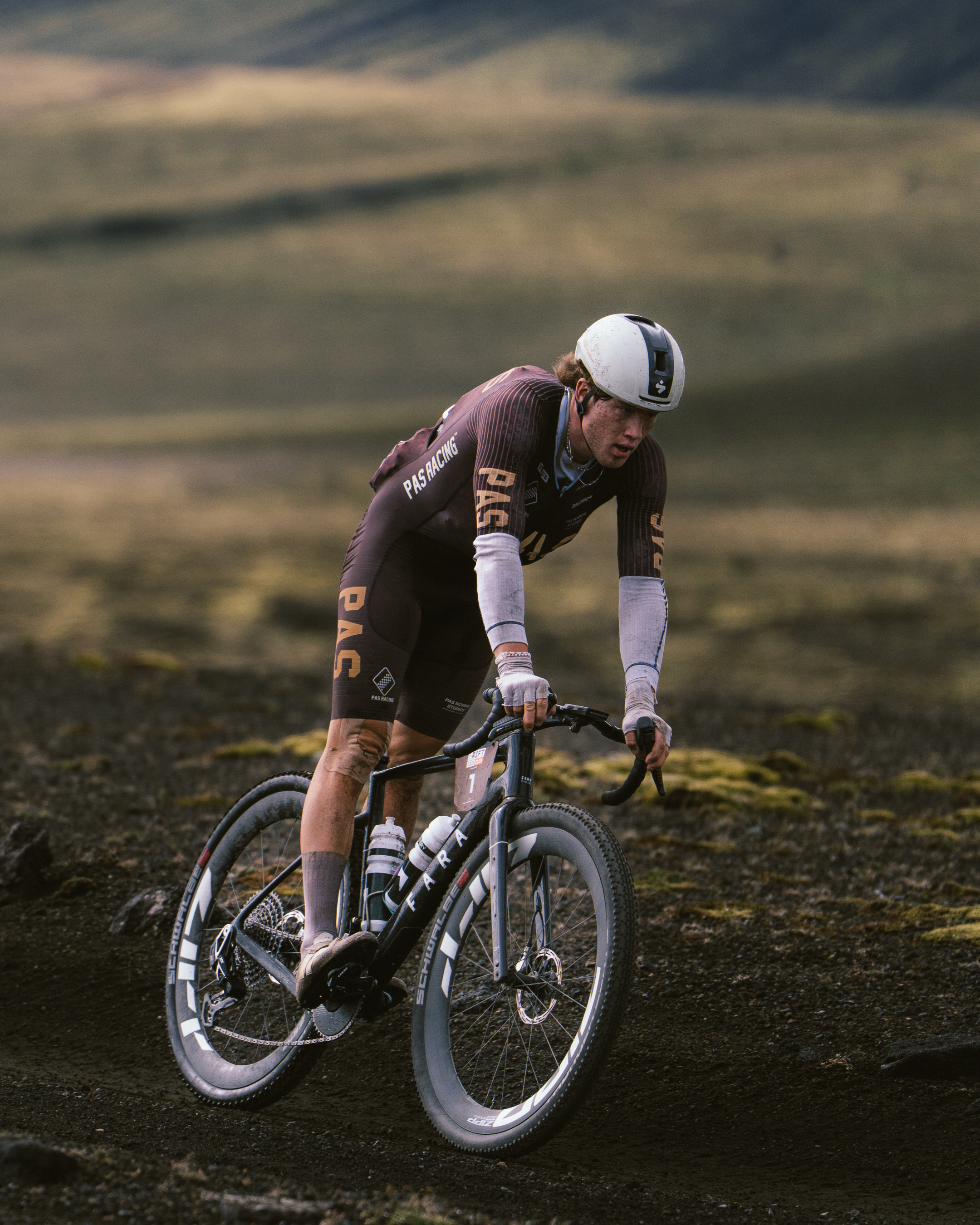 VELPRØVD: Simen Nordahl Svendsen i aksjon på GR4 under The Rift på Island. Foto: Fara Cycling