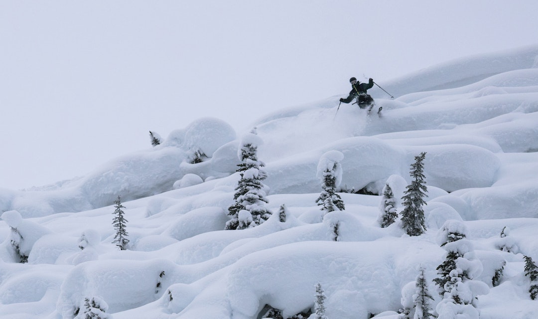 UHYGGELIG: …eller Sinister på godt engelsk er navnet på Stinius Skjøtskift sin promodell fra 4frnt. Her er oppdalingen i gang med testing ved Sentry lodge i Canada. Foto: Peter Wojnar svartkledd kis som kjører ski i pudder