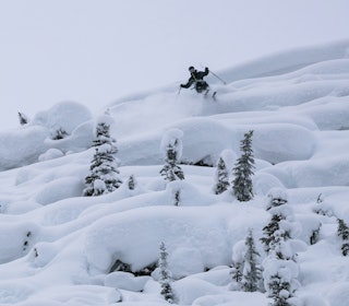 UHYGGELIG: …eller Sinister på godt engelsk er navnet på Stinius Skjøtskift sin promodell fra 4frnt. Her er oppdalingen i gang med testing ved Sentry lodge i Canada. Foto: Peter Wojnar svartkledd kis som kjører ski i pudder