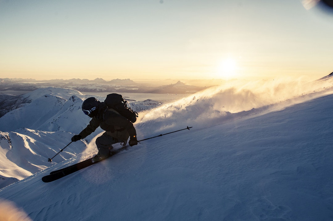 LEGENDE: JP Auclair setter en flott sving i nydelige omgivelser i Nordland. Foto: Daniel Rönnbäck JP Auclair