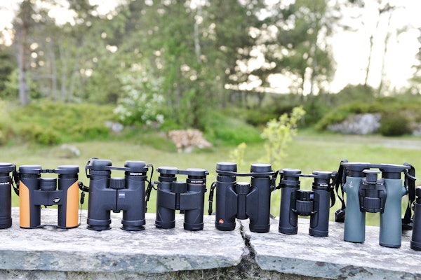 TESTET: Her er de åtte 10x30/32-kikkertene som er med i vår grundige test – kompakte og skarpe modeller spesielt egnet for rype- og reinsjakt i fjellet. Foto: Egill J. Danielsen TESTET: Her er de åtte 10x30/32-kikkertene som er med i vår grundige test – kompakte og skarpe modeller spesielt egnet for rype- og reinsjakt i fjellet. Foto: Egill J. Danielsen