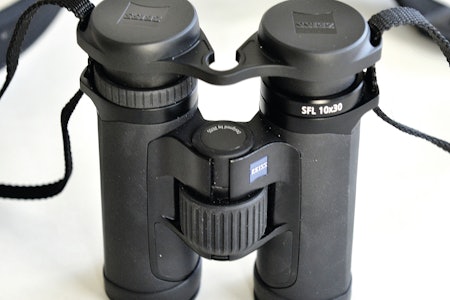 ZEISS SFL 10x30:Imponerer med høy oppløsning, lav vekt og kompakt design, perfekt for rype- og reinsjakt. ZEISS SFL 10x30:Imponerer med høy oppløsning, lav vekt og kompakt design, perfekt for rype- og reinsjakt.