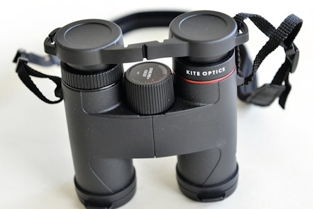 KITE LYNX HD+ 10x30: En lett, kompakt og rimelig jaktkikkert som byr på skarp optikk, god ergonomi og høy brukskomfort – til under 10.000 kroner. KITE LYNX HD+ 10x30: En lett, kompakt og rimelig jaktkikkert som byr på skarp optikk, god ergonomi og høy brukskomfort – til under 10.000 kroner.