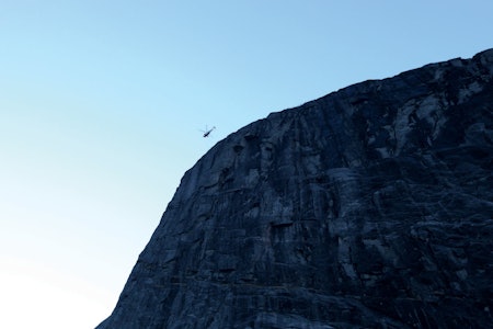 BLI REDDET: Gjør deg synlig. Ha nok strøm på telefonen. Hold deg varm, mett og tørr. Så fikser redningstjenesten resten. ULYKKE: Det måtte en redningsaksjon til for at Hornaksla skulle få sin rappellrute fra 1. rampen og ned. Foto: Dag Hagen