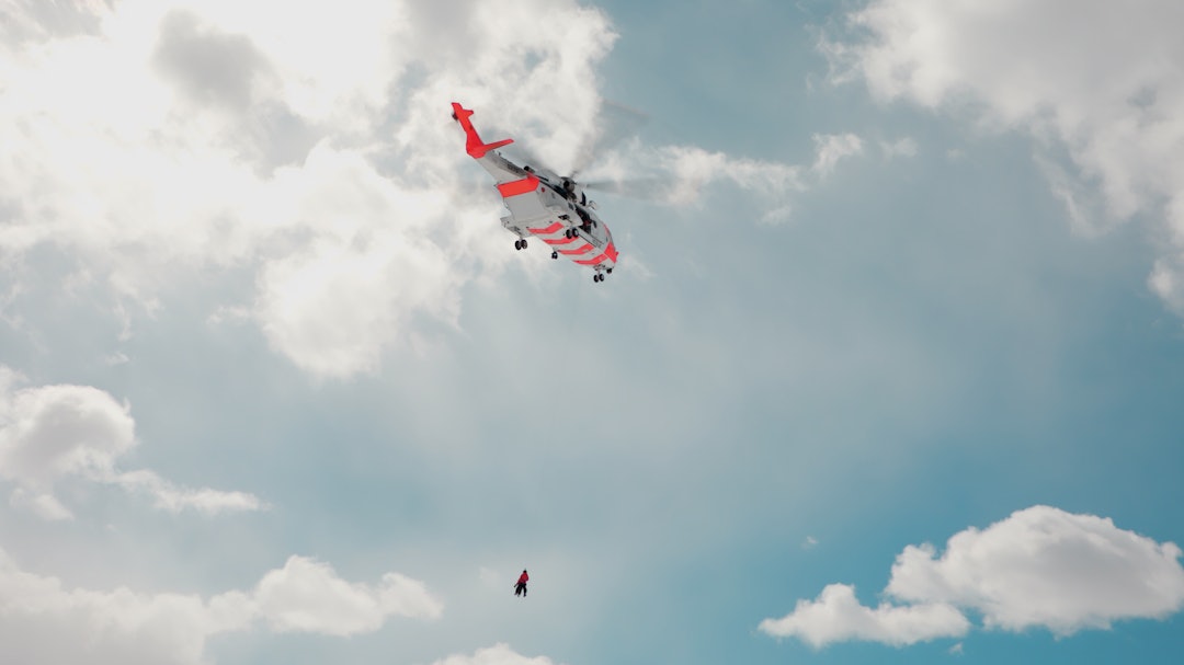 DRONNINGA: Norges nye redningshelikopter, SAR Queen, er verdens mest avanserte. Norge har 16 slike helikoptre fordelt på seks baser rundt om i landet. Foto: Forsvaret Sar Queen i aksjon