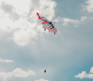 DRONNINGA: Norges nye redningshelikopter, SAR Queen, er verdens mest avanserte. Norge har 16 slike helikoptre fordelt på seks baser rundt om i landet. Foto: Forsvaret Sar Queen i aksjon