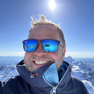 PÅ TOPP: Alexander Urrang Hauge på Geitgaljartind 1085 m.o.h, i Lofoten. Dessverre uten løs hæl. alexander urrang hauge