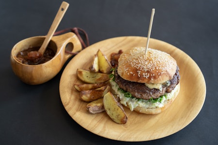 SMAKSBOMBE: Harekjøtt er mørkt og kraftig, kanskje den villeste smaken av alt viltkjøtt. Hareburgeren falt i smak hos både liten og stor i vår familie.  SMAKSBOMBE: Harekjøtt er mørkt og kraftig, kanskje den villeste smaken av alt viltkjøtt. Hareburgeren falt i smak hos både liten og stor i vår familie.