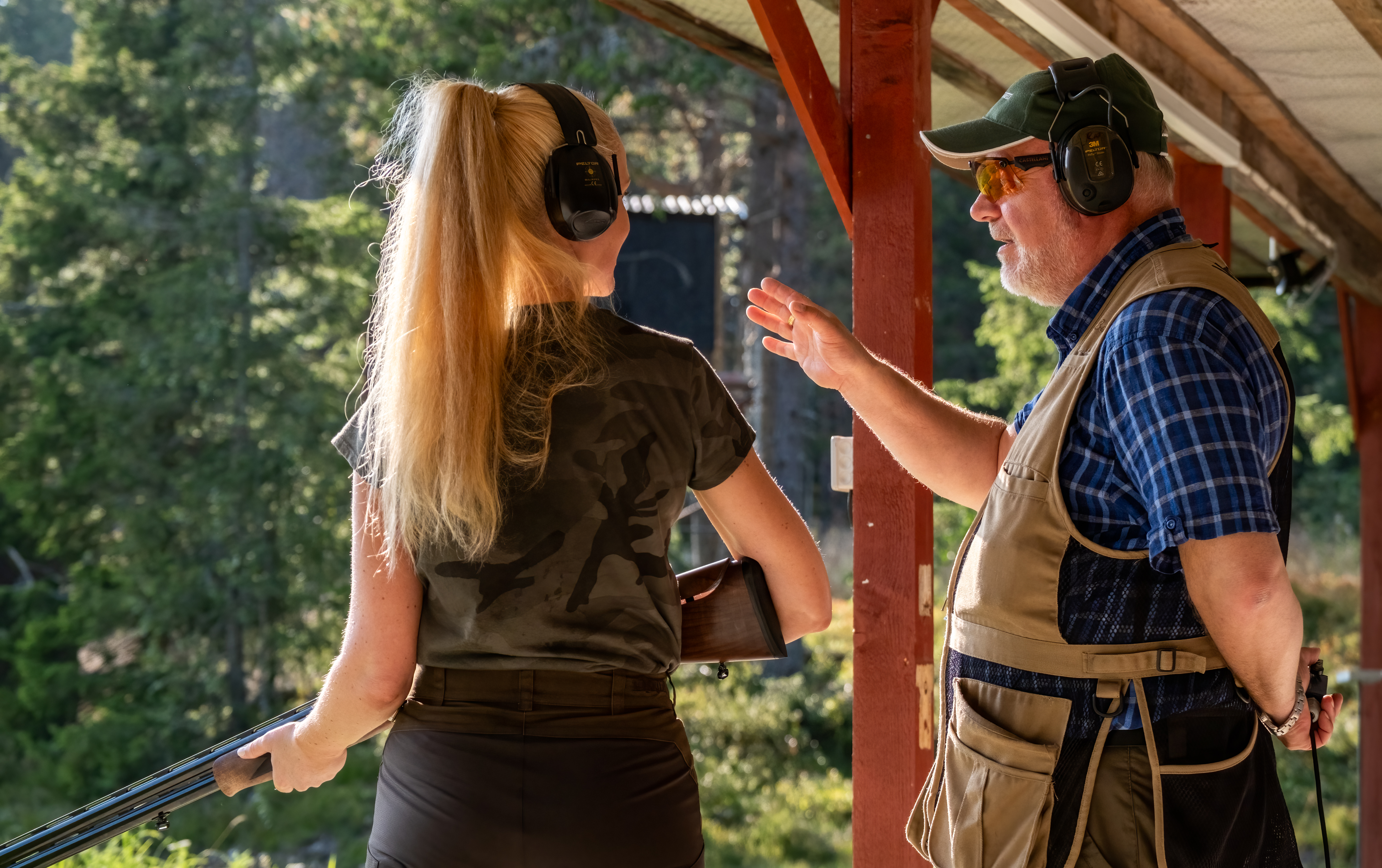 EKSPERTHJELP: Hvis du er usikker på hva du skal se etter bør du få hjelp av en kyndig person når du skal kjøpe brukt hagle. Både for å sjekke det tekniske og for å se om den passer deg.