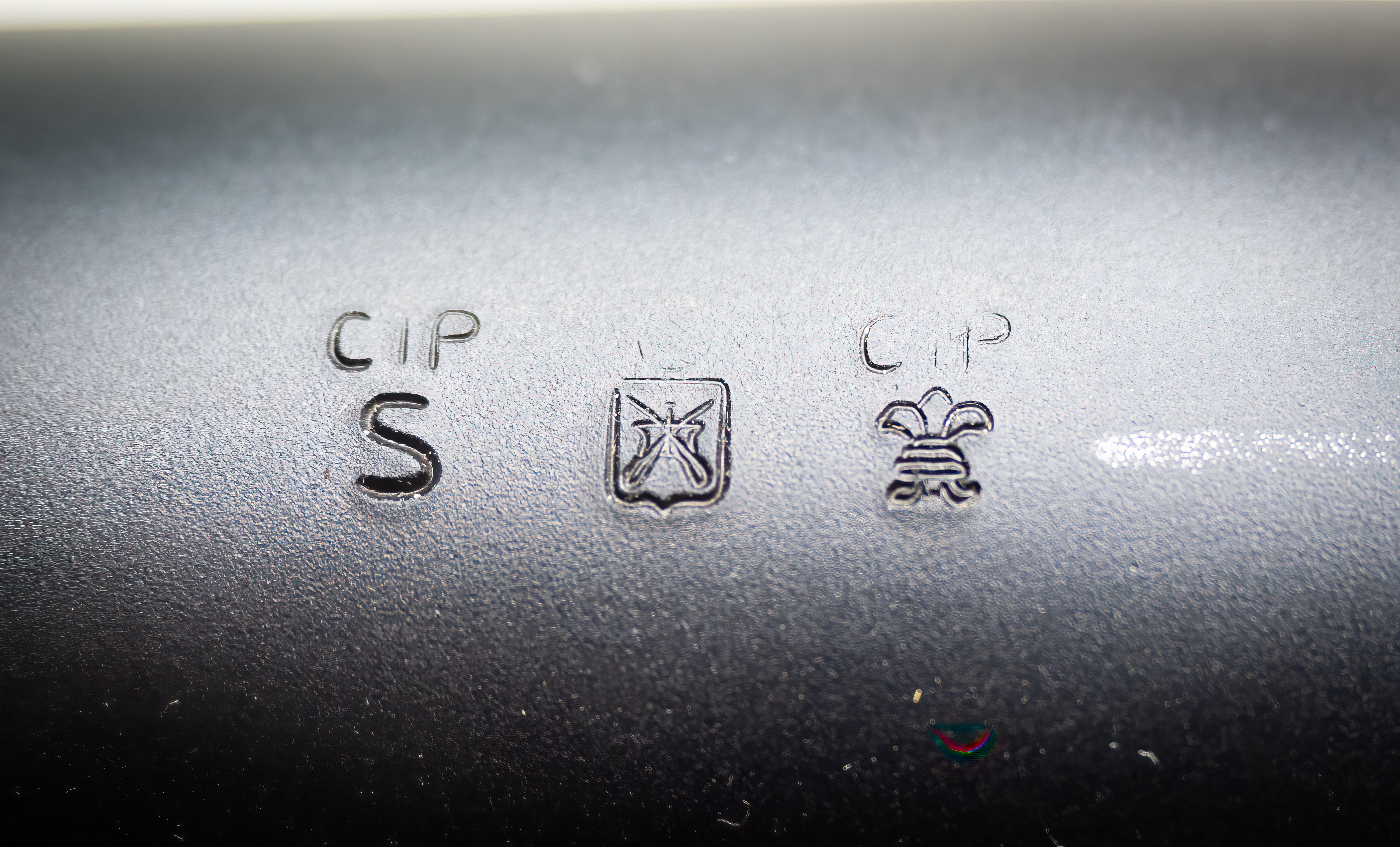 STEMPLER: Nyere Sauer hagle med «Fleur de lys» liljestempel til høyre som viser den er godkjent for stålhagl etter CIP standarden. CIP S stempelet til venstre viser at den er trykkgodkjent for «superior» dvs 1200 bar for patroner over 70mm. Stempelet i midten viser at den ble trykktestet hos BE Italy Gardone.