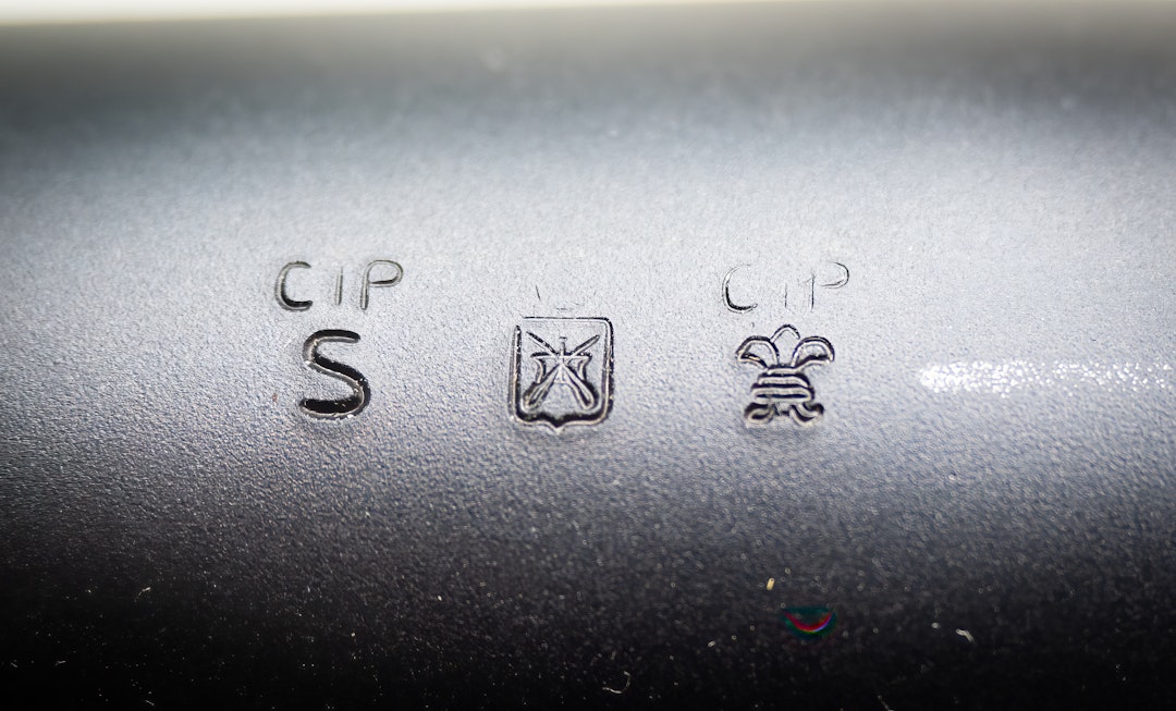 STEMPLER: Nyere Sauer hagle med «Fleur de lys» liljestempel til høyre som viser den er godkjent for stålhagl etter CIP standarden. CIP S stempelet til venstre viser at den er trykkgodkjent for «superior» dvs 1200 bar for patroner over 70mm. Stempelet i midten viser at den ble trykktestet hos BE Italy Gardone. STEMPLER: Nyere Sauer hagle med «Fleur de lys» liljestempel til høyre som viser den er godkjent for stålhagl etter CIP standarden. CIP S stempelet til venstre viser at den er trykkgodkjent for «superior» dvs 1200 bar for patroner over 70mm. Stempelet i midten viser at den ble trykktestet hos BE Italy Gardone.