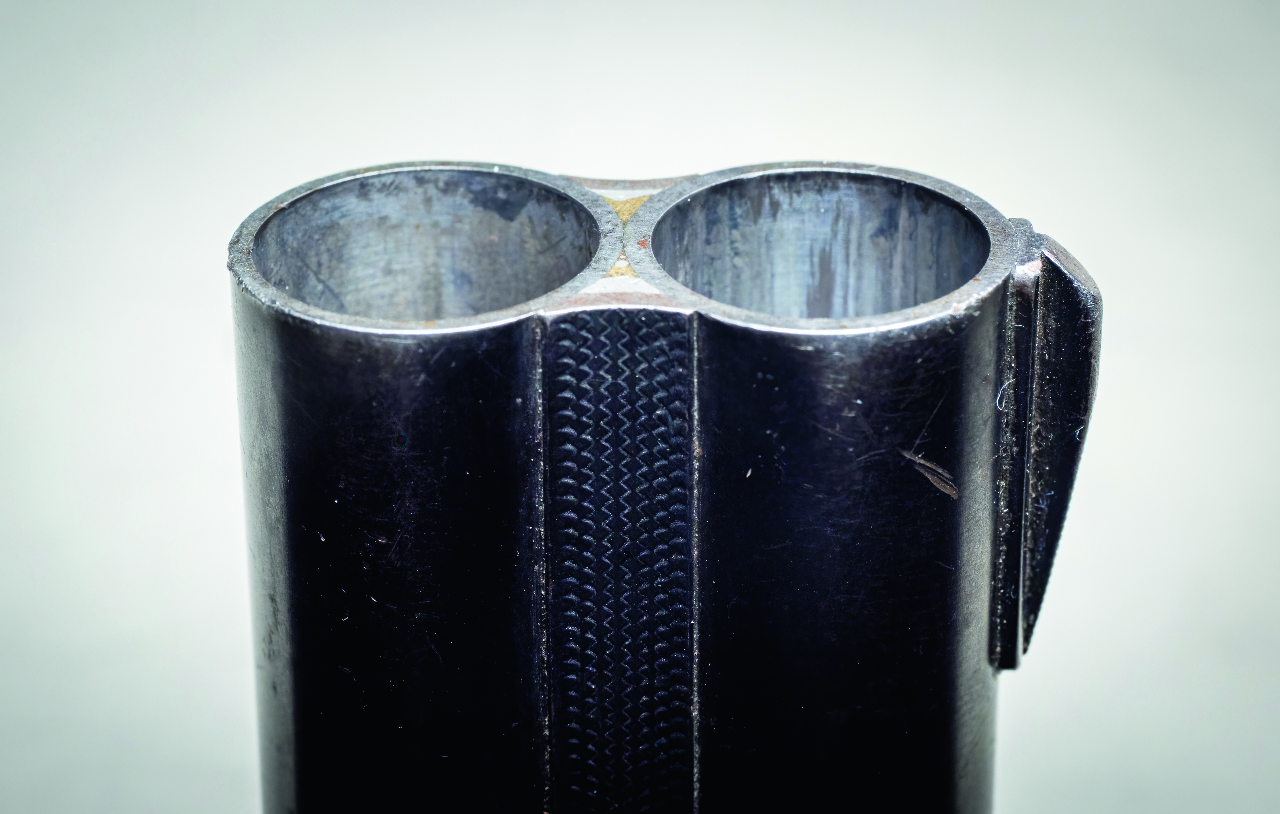 SLITASJE: Små hakk i ytterkant av munning som her er ikke noe problem så lenge innerkant av løpsmunning ikke har merker etter slag etc. Sjekk også at sammenlodding av løpene er i orden.