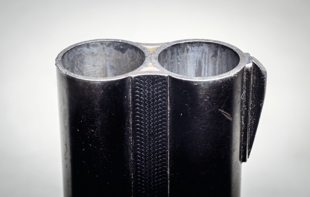 SLITASJE: Små hakk i ytterkant av munning som her er ikke noe problem så lenge innerkant av løpsmunning ikke har merker etter slag etc. Sjekk også at sammenlodding av løpene er i orden. SLITASJE: Små hakk i ytterkant av munning som her er ikke noe problem så lenge innerkant av løpsmunning ikke har merker etter slag etc. Sjekk også at sammenlodding av løpene er i orden.