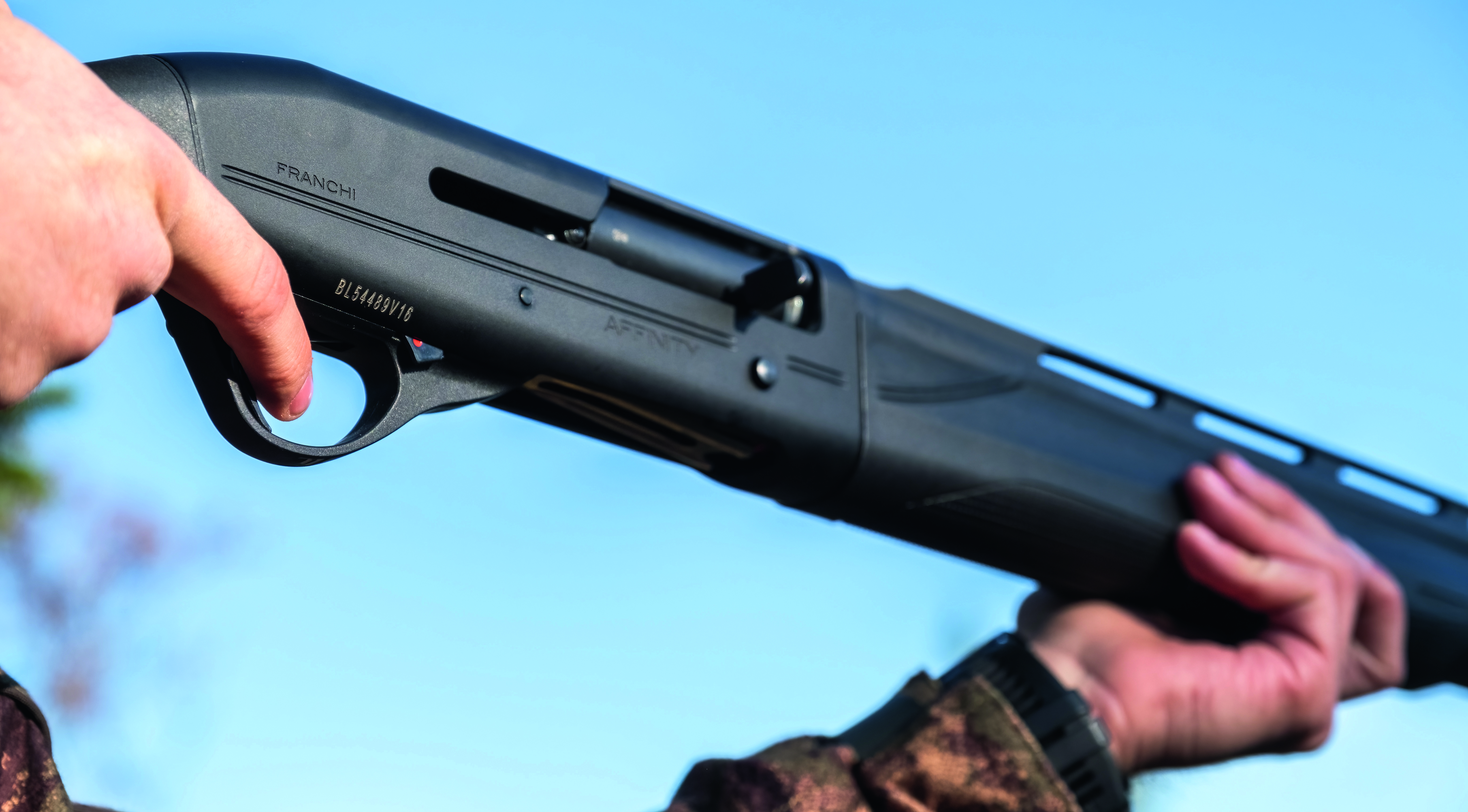 HALVAUTO: En halvautomatisk hagle lader selv mellom hvert skudd. Fordelen er raske oppfølgingsskudd og mindre rekyl, ulempen er at du har ikke mulighet til å velge mellom ulike ladninger og choker.