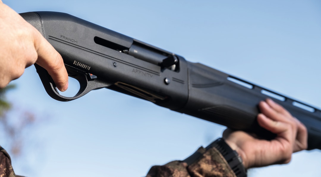 HALVAUTO: En halvautomatisk hagle lader selv mellom hvert skudd. Fordelen er raske oppfølgingsskudd og mindre rekyl, ulempen er at du har ikke mulighet til å velge mellom ulike ladninger og choker. HALVAUTO: En halvautomatisk hagle lader selv mellom hvert skudd. Fordelen er raske oppfølgingsskudd og mindre rekyl, ulempen er at du har ikke mulighet til å velge mellom ulike ladninger og choker.