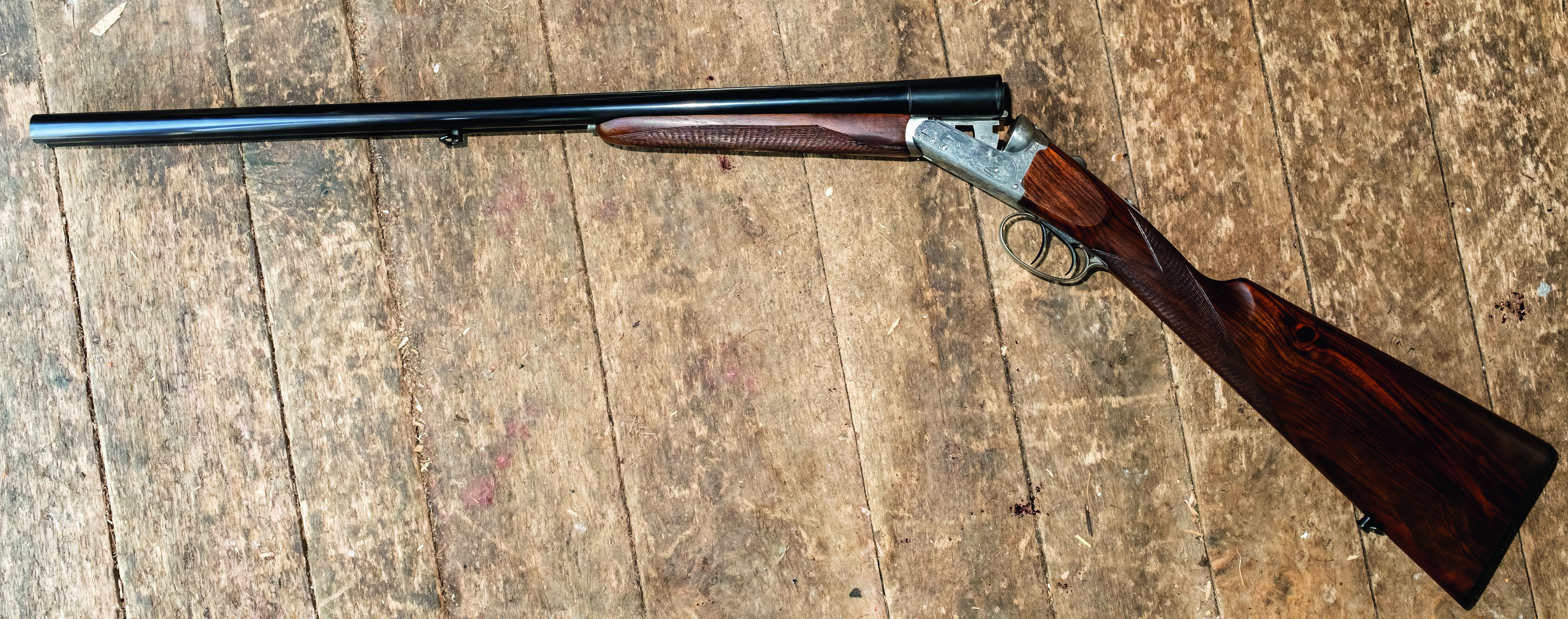 SIDELIGGER: Kjært barn har mange navn: sideligger, s/s eller side by side. Uansett har den løpene liggende ved siden av hverandre i motsetning til over/ under hagler der løpene ligger oppå hverandre.