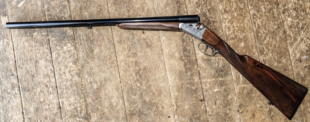 SIDELIGGER: Kjært barn har mange navn: sideligger, s/s eller side by side. Uansett har den løpene liggende ved siden av hverandre i motsetning til over/ under hagler der løpene ligger oppå hverandre. SIDELIGGER: Kjært barn har mange navn: sideligger, s/s eller side by side. Uansett har den løpene liggende ved siden av hverandre i motsetning til over/ under hagler der løpene ligger oppå hverandre.