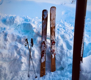 LEGENDARISK: Völkl Kuro var ekstremt brede da de ble lansert, og er det vel strengt tatt fortsatt. Foto: Alexander Urrang Hauge ski som står i snøen