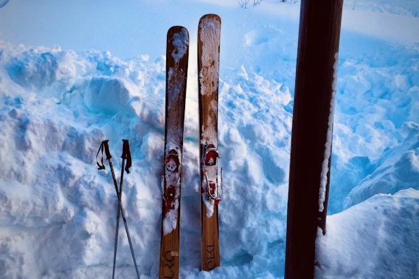 LEGENDARISK: Völkl Kuro var ekstremt brede da de ble lansert, og er det vel strengt tatt fortsatt. Foto: Alexander Urrang Hauge ski som står i snøen