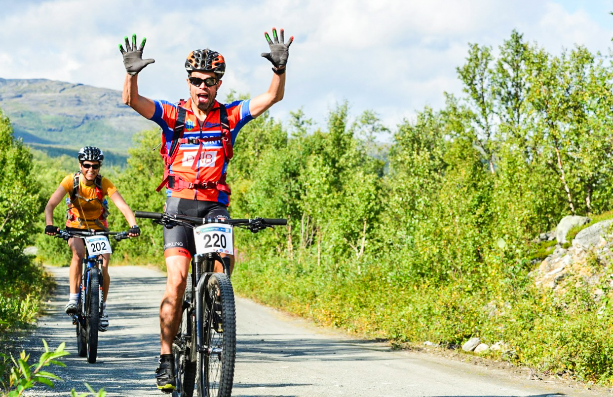 FORNØYDE DELTAKERE: Lavkarittet er et flott tilbud for syklister i Troms. Foto: Pål Jakobsen
