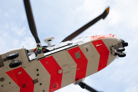 REDDET: Det er unødvendig å bruke lang tid på å søke etter folk i 2025, ifølge redningstjenesten. Foto: Tore Meirik redningshelikopter